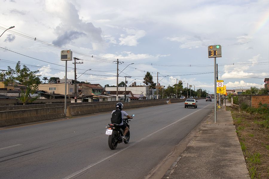 Lombada eletrônica já está em funcionamento na Avenida Antônio Mariosa