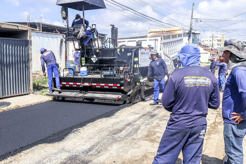 Após galeria, Rua Graciema de Paula Rios recebe asfalto novo