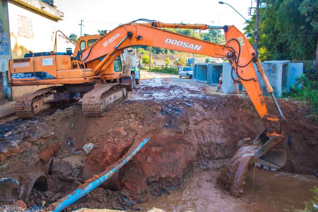 Prefeitura executa obras para conter alagamentos causados pelo Ribeirão