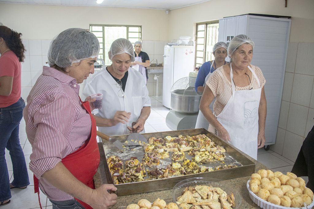 Padeiros e empreendedores recebem certificados de curso de panificacao