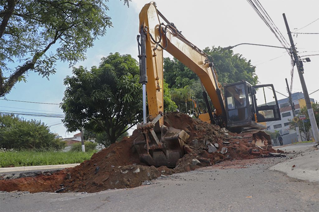 Cronograma de asfaltamento segue em vias de tráfego intenso