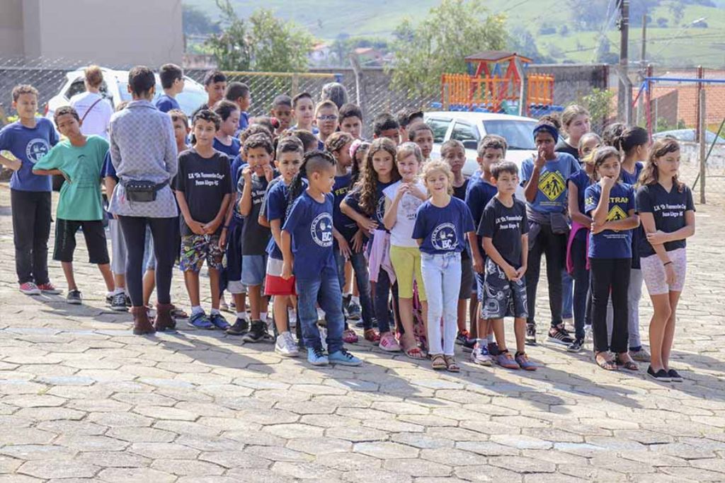 Banda da Polícia Militar participa de momento cívico em escola municipal