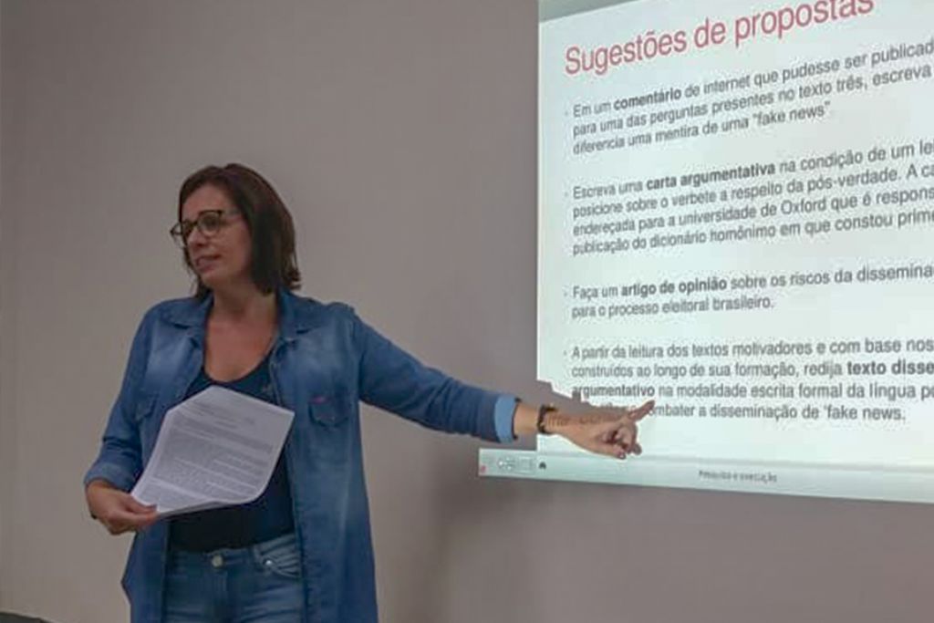 Professores da rede municipal participam de treinamento para concurso de redação